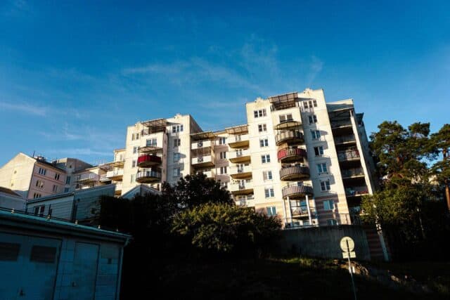 Låg vinkel på lägenhetshuset mot himlen i Sundbyberg
