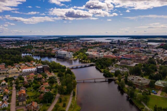 Flygfoto över Karlstads centrum en solig sommardag i Sverige