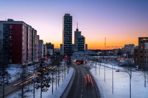 Spånga-kista bilväg på kvällen