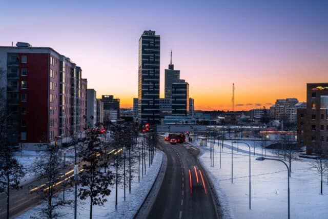 Spånga-kista bilväg på kvällen