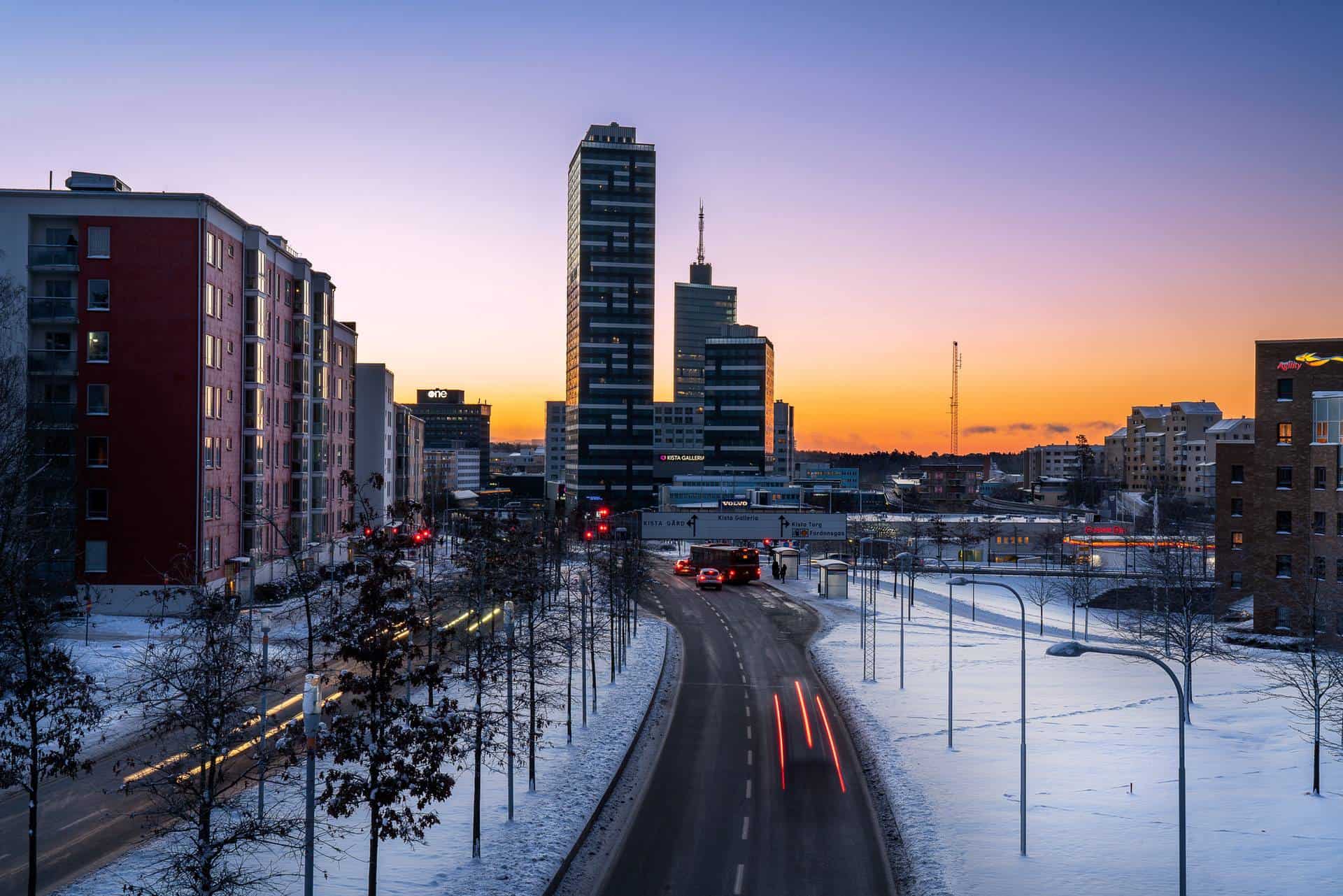 Spånga-kista bilväg på kvällen